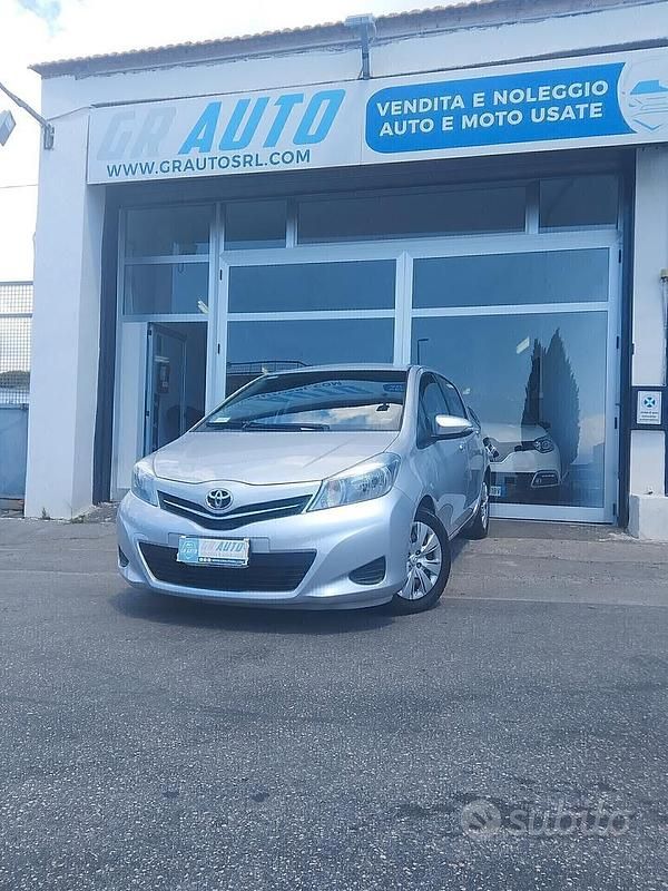 Argento Usata 2012 Toyota Yaris Active Tre volumi | 5199 € (Ottimo prezzo) - Immagine 1/4