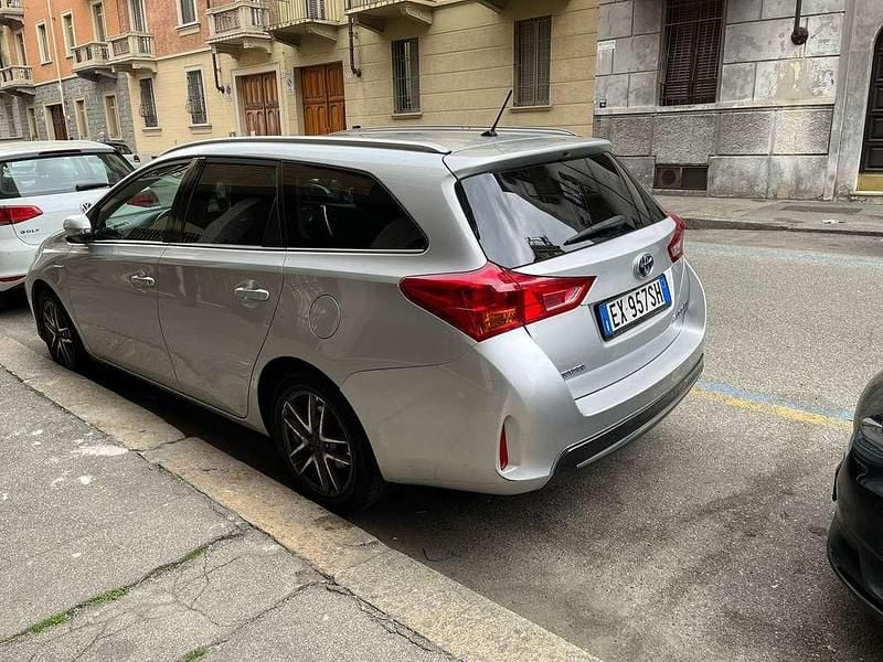 Usata Toyota Auris Hybrid Active 99 CV (72 kW) 2014 Grigio Station wagon