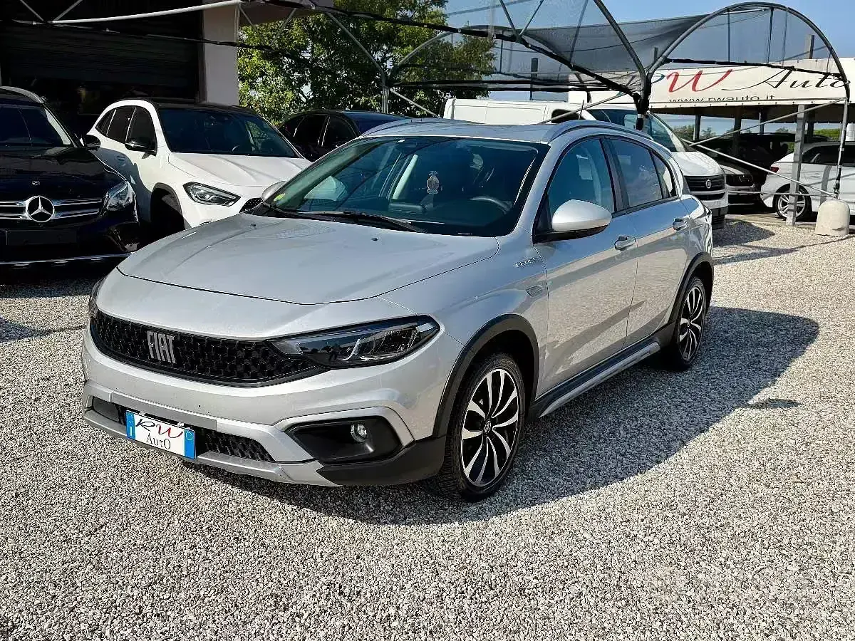 Usata Fiat Tipo Cross 131 CV (96 kW) 2023 Grigio chiaro Berlina