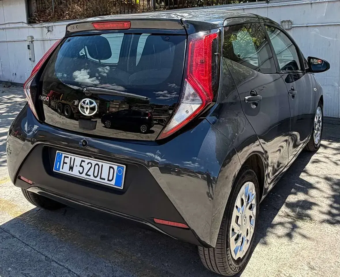 Usata Toyota Aygo Cool 72 CV (52 kW) 2019 Nero Utilitaria