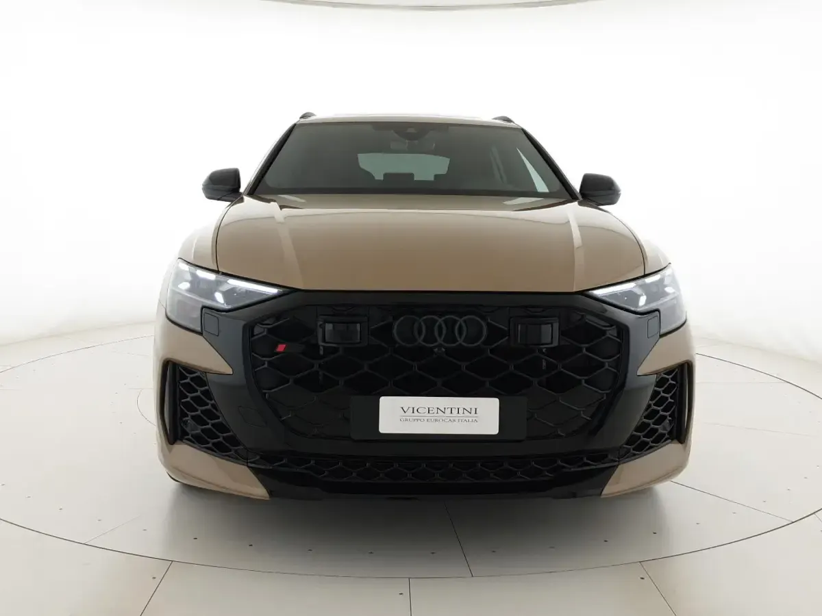 Nuova Audi RS Q8 Performance 640 CV (470 kW) 2026 Oro sakhir metallizzato SUV