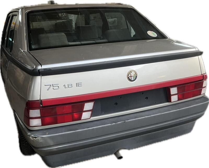 Usata Alfa Romeo 75 103 CV (75 kW) 1994 Grigio Berlina