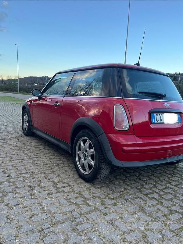 Begagnad Mini One D 75 HK (55 kW) 2005 Röd Halvkombi