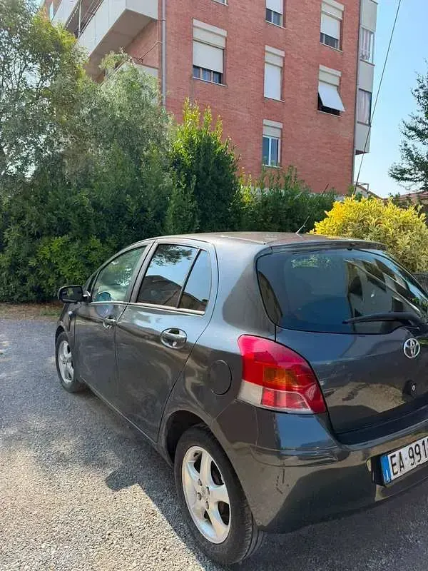 Usata Toyota Yaris 90 CV (66 kW) 2003 Grigio Berlina