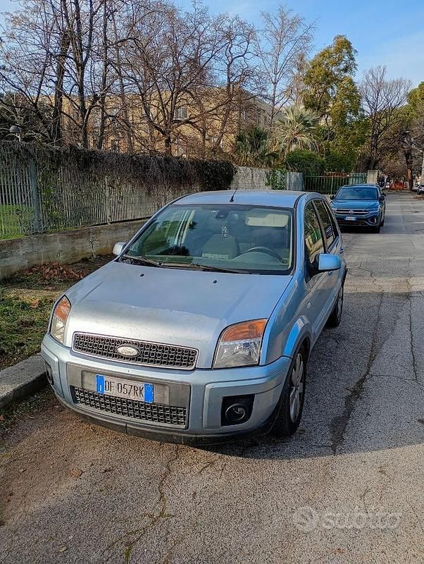 Grigio Usata 2006 Ford Fusion Tre volumi | 1650 € (Buon prezzo) - Immagine 1/4