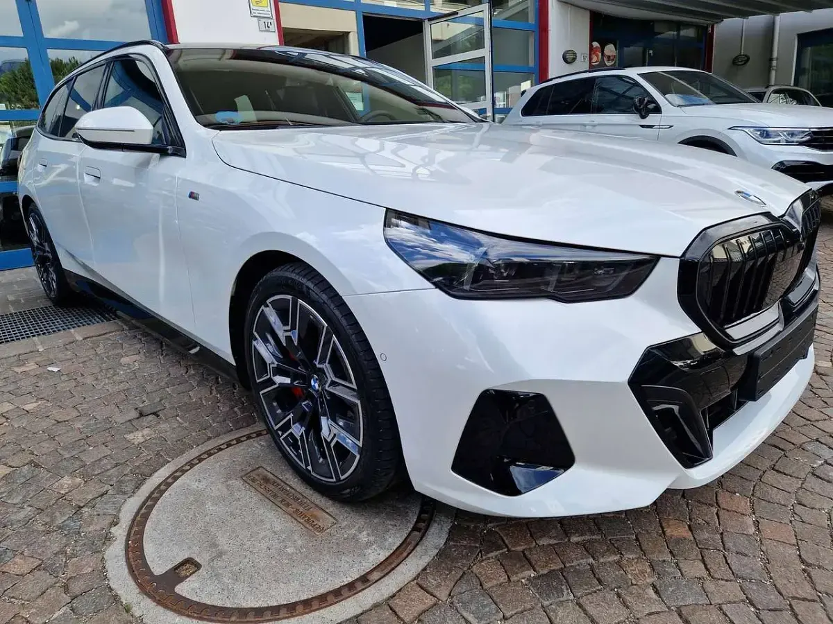 Usata BMW 540 M Sport 303 CV (222 kW) 2025 Mineralweiss metallic Station wagon