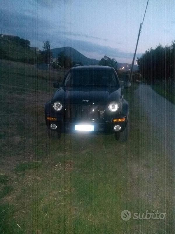 Usado Jeep Cherokee 116 CV (85 kW) 2003 Negro SUV