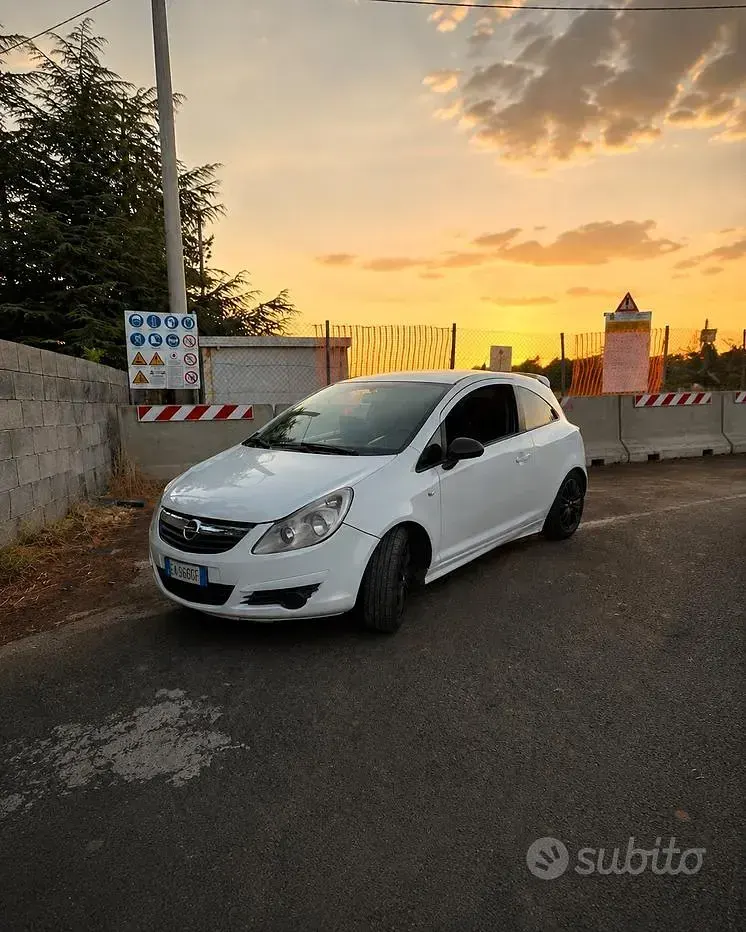 Usata Opel Corsa 75 CV (55 kW) 2010 Bianco Utilitaria
