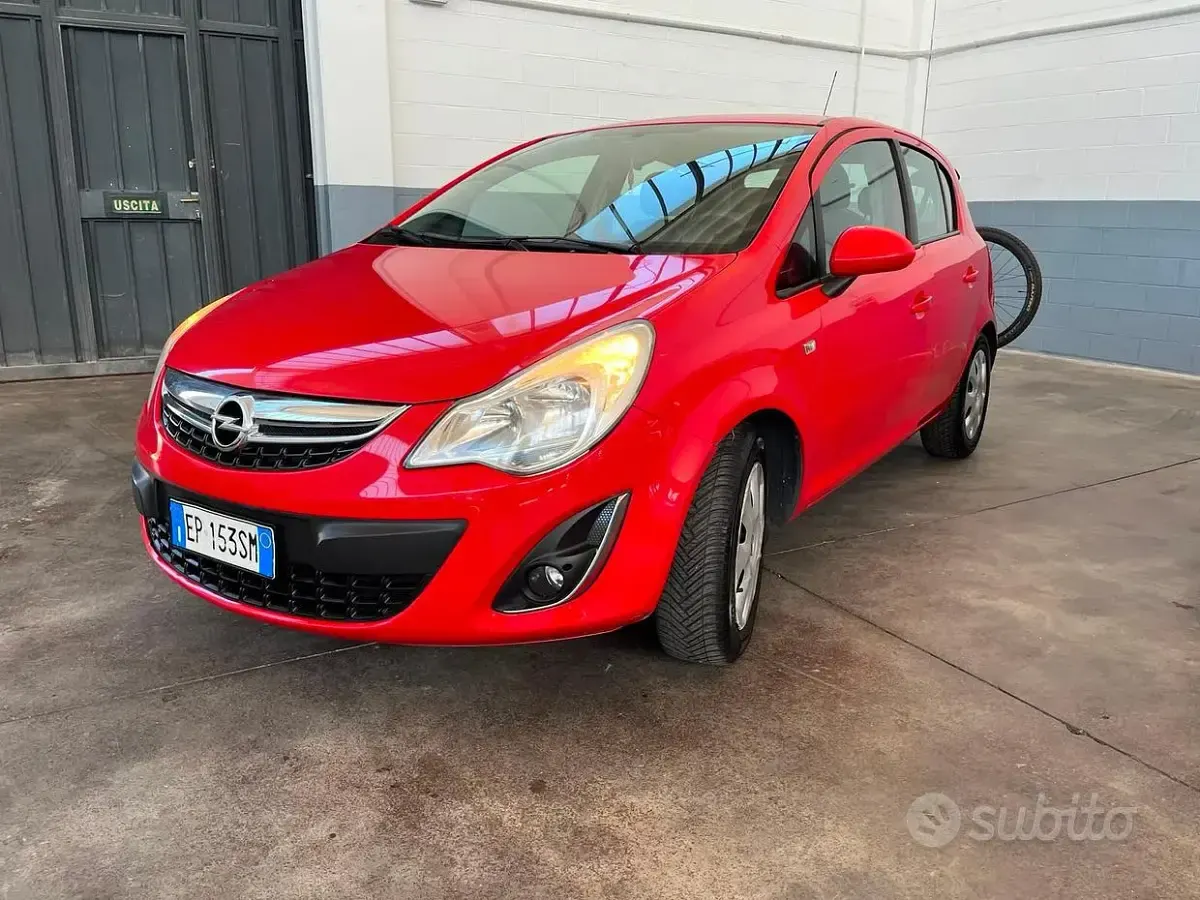 Usata Opel Corsa Edition 85 CV (62 kW) 2013 Rosso Utilitaria