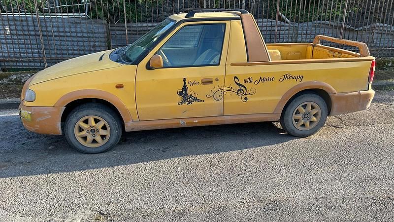 Usado Skoda Felicia 75 CV (55 kW) 1998 Amarillo Berlina