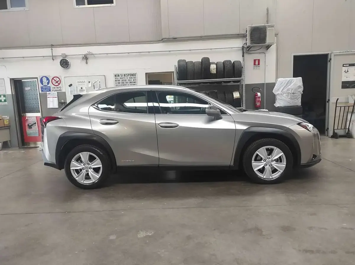 Usata Lexus UX Business Edition 145 CV (106 kW) 2021 Grigio metallizzato SUV