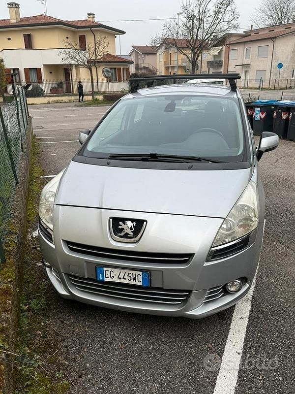 Usata Peugeot 5008 112 CV (82 kW) 2011 Grigio Monovolume