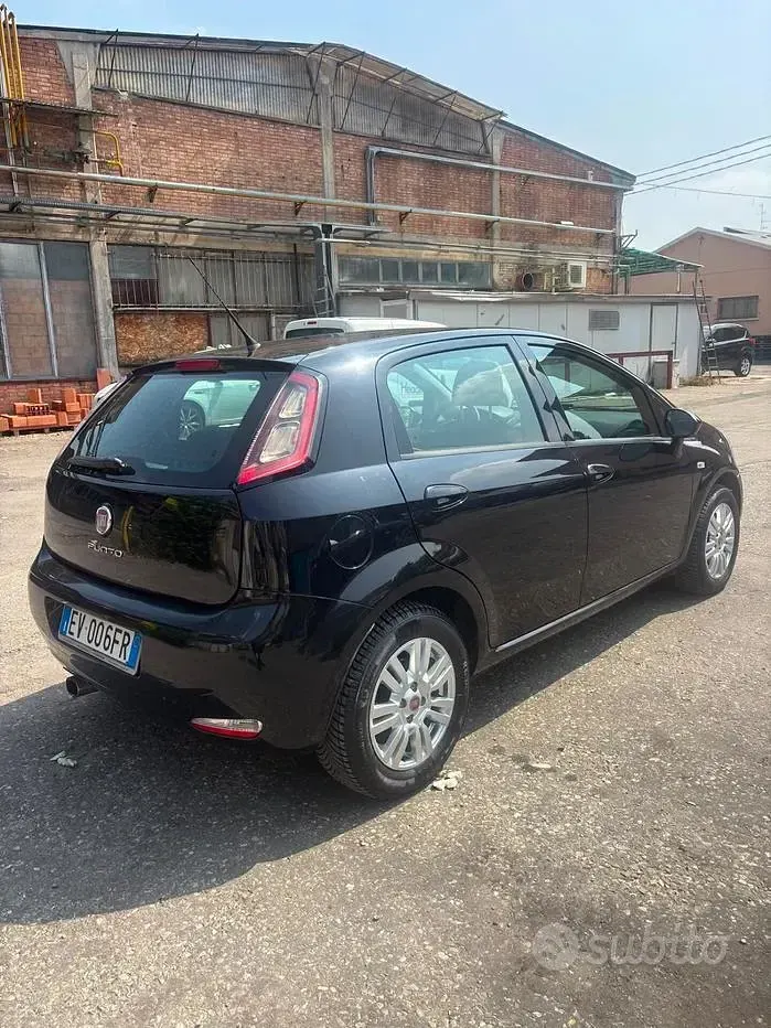 Usata Fiat Punto Lounge 69 CV (50 kW) 2014 Nero Utilitaria