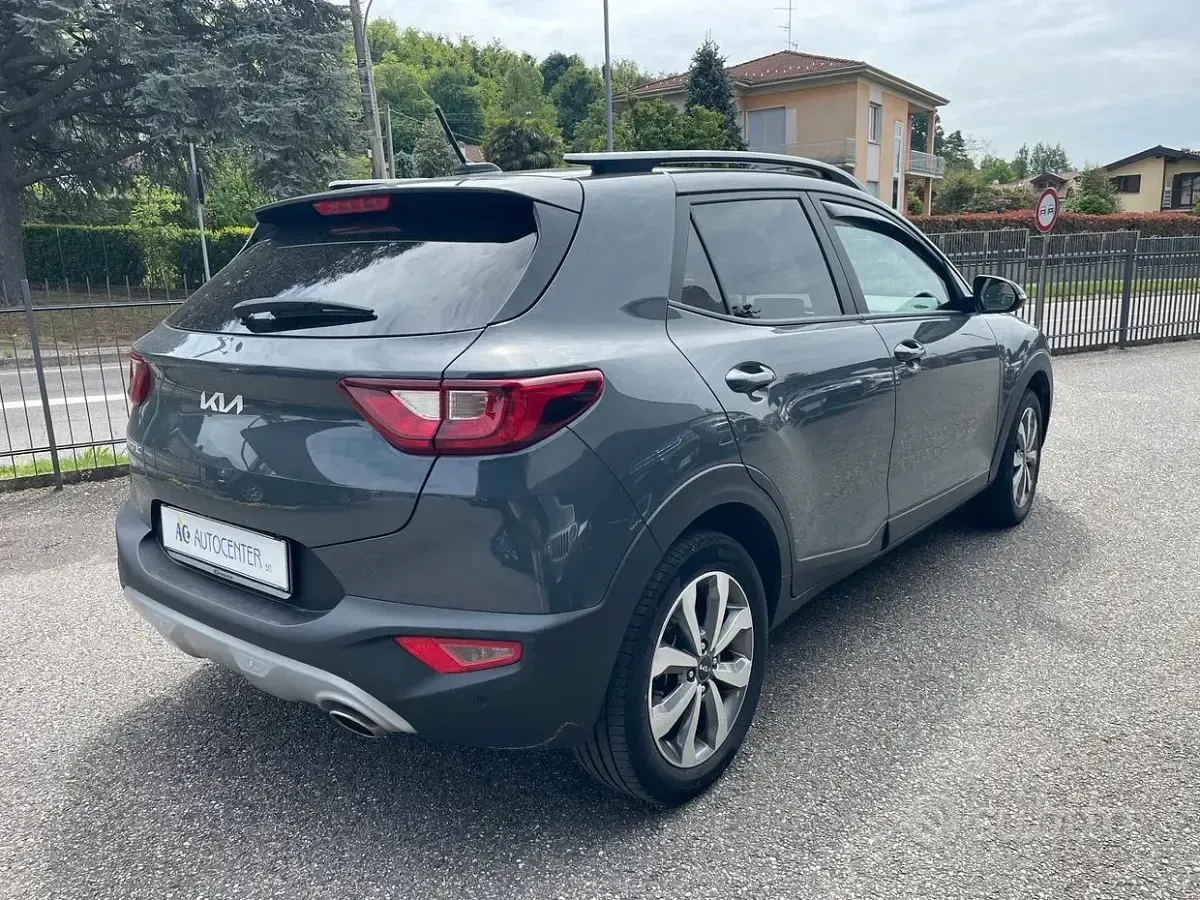 Usado Kia Stonic Style 82 CV (60 kW) 2023 Gris SUV