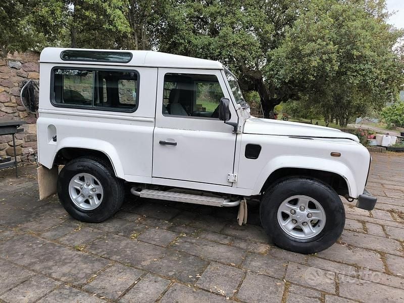 Bianco Usata 2003 Land Rover Defender Station wagon | 23.500 € (Buon prezzo) - Immagine 1/4