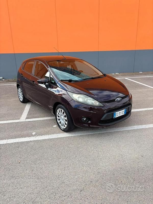 Rosso Usata 2011 Ford Fiesta Tre volumi | 1700 € (Super prezzo) - Immagine 1/4