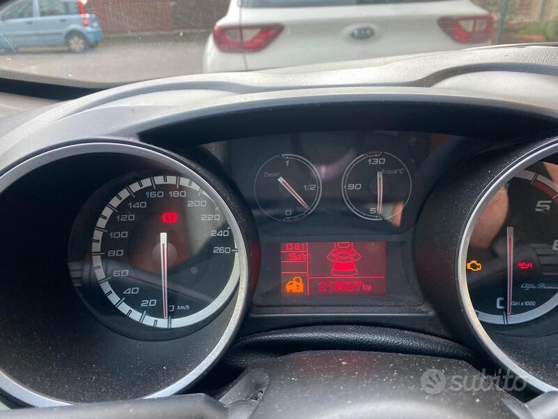 Grigio Usata 2012 Alfa Romeo Giulietta Due volumi | 6500 € (Buon prezzo) - Immagine 1/4