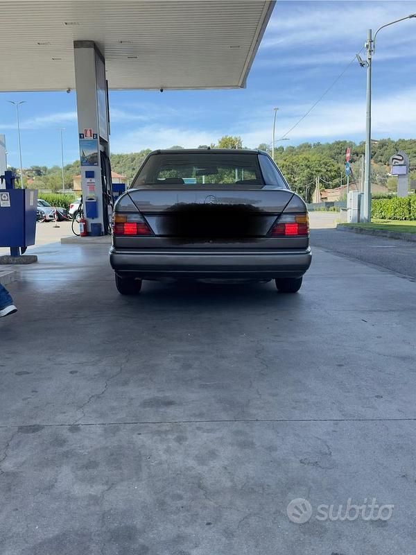 Usata Mercedes 200 72 CV (52 kW) 1985 Grigio Berlina