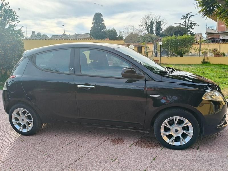 Nero Usata 2016 Lancia Ypsilon Due volumi | 6500 € (Buon prezzo) - Immagine 1/4