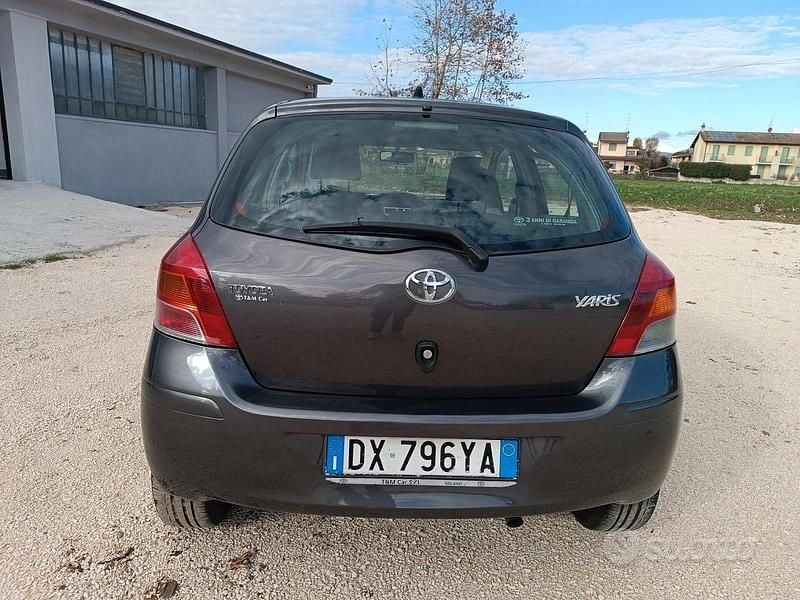 Usata Toyota Yaris Sol 100 CV (73 kW) 2009 Grigio Berlina