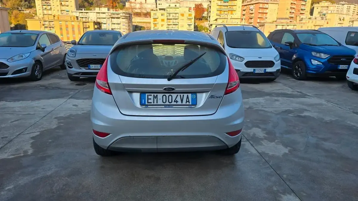 Usata Ford Fiesta Titanium 82 CV (60 kW) 2012 Argento Berlina