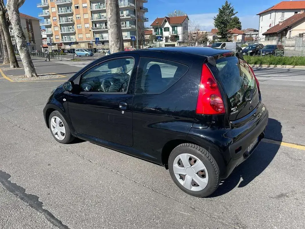 Usata Peugeot 107 Active 68 CV (50 kW) 2012 Nero Utilitaria