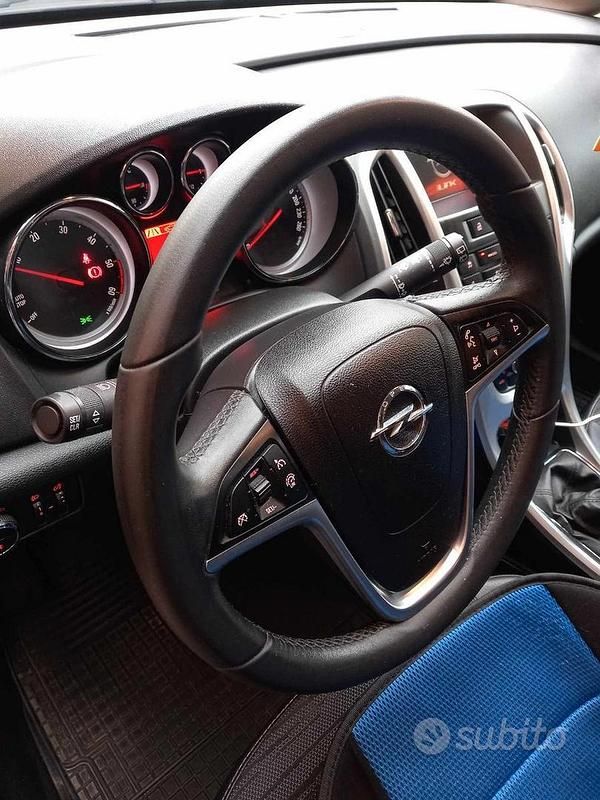Usata Opel Astra 82 CV (60 kW) 2014 Berlina