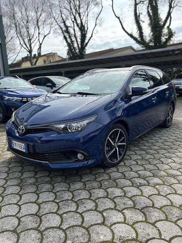Usata Toyota Auris Hybrid Active 136 CV (100 kW) 2018 Blu/azzurro Utilitaria
