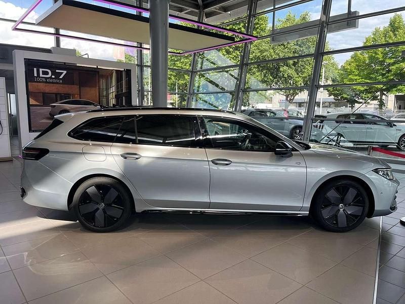 Usata VW Passat R-line 150 CV (110 kW) 2024 Dolomite silver Station wagon