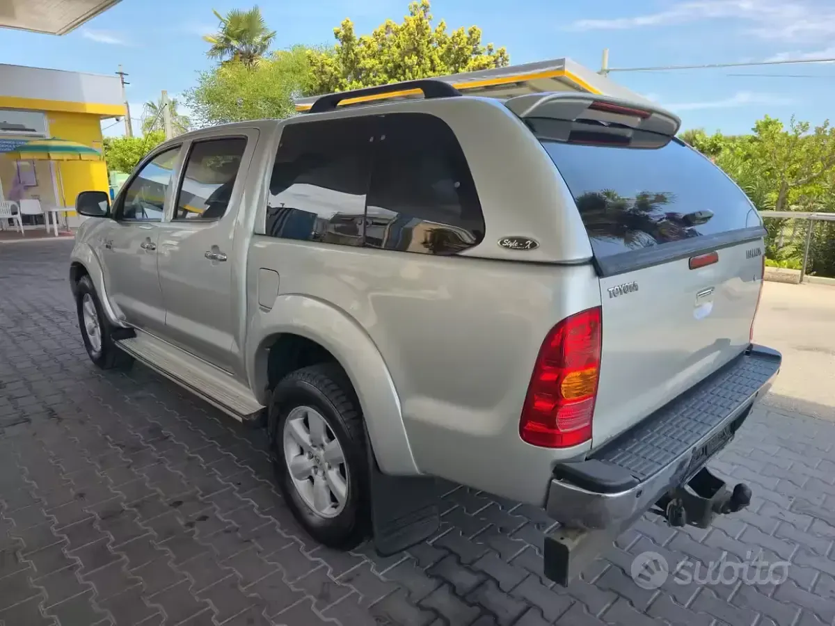 Usata Toyota HiLux SR 171 CV (125 kW) 2011 Grigio Pick-up