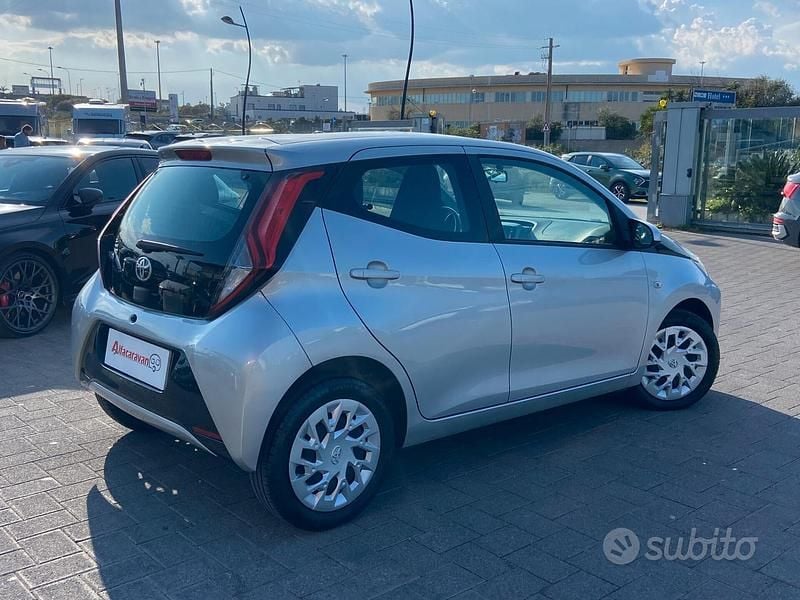 Usata Toyota Aygo Business Edition 72 CV (52 kW) 2019 Grigio Utilitaria