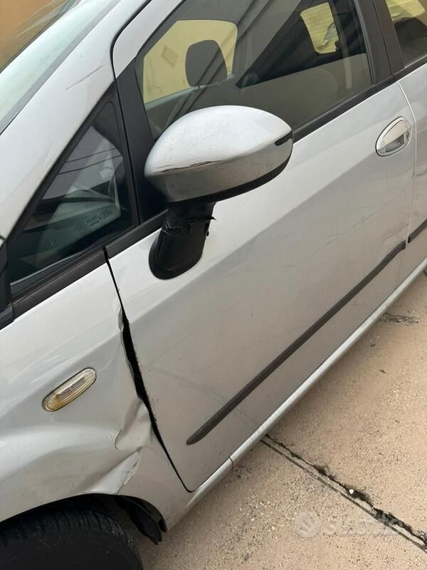 Usata Fiat Grande Punto 77 CV (56 kW) 2005 Grigio Utilitaria