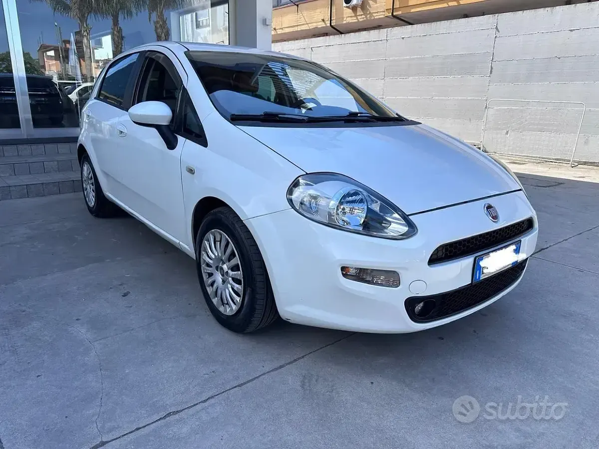 Begagnad Fiat Punto Lounge 75 HK (55 kW) 2013 Vit Halvkombi