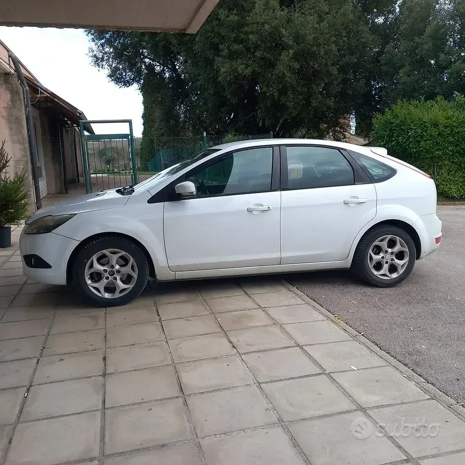 Usata Ford Focus 109 CV (80 kW) 2010 Bianco Berlina