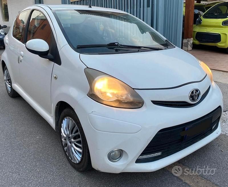 Usata Toyota Aygo 68 CV (50 kW) 2012 Bianco Utilitaria