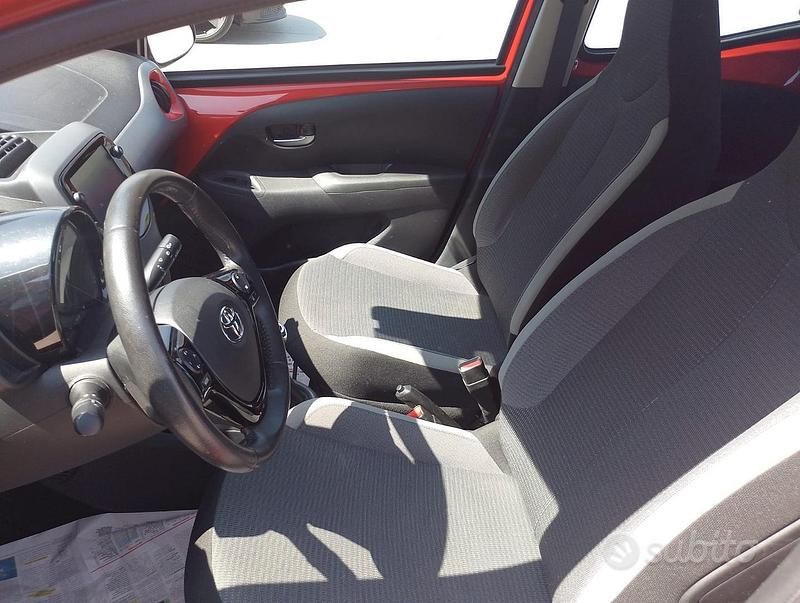 Usata Toyota Aygo 72 CV (52 kW) 2021 Rosso Utilitaria