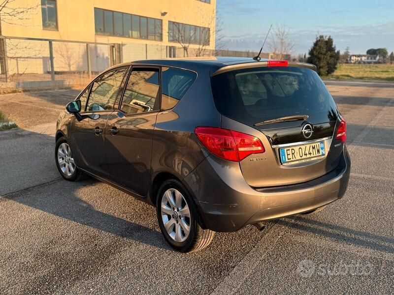 Grigio Usata 2013 Opel Meriva Monovolume | 3000 € (Buon prezzo) - Immagine 1/4
