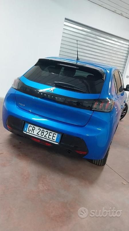 Usata Peugeot 208 Allure 100 CV (73 kW) 2023 Blu Utilitaria