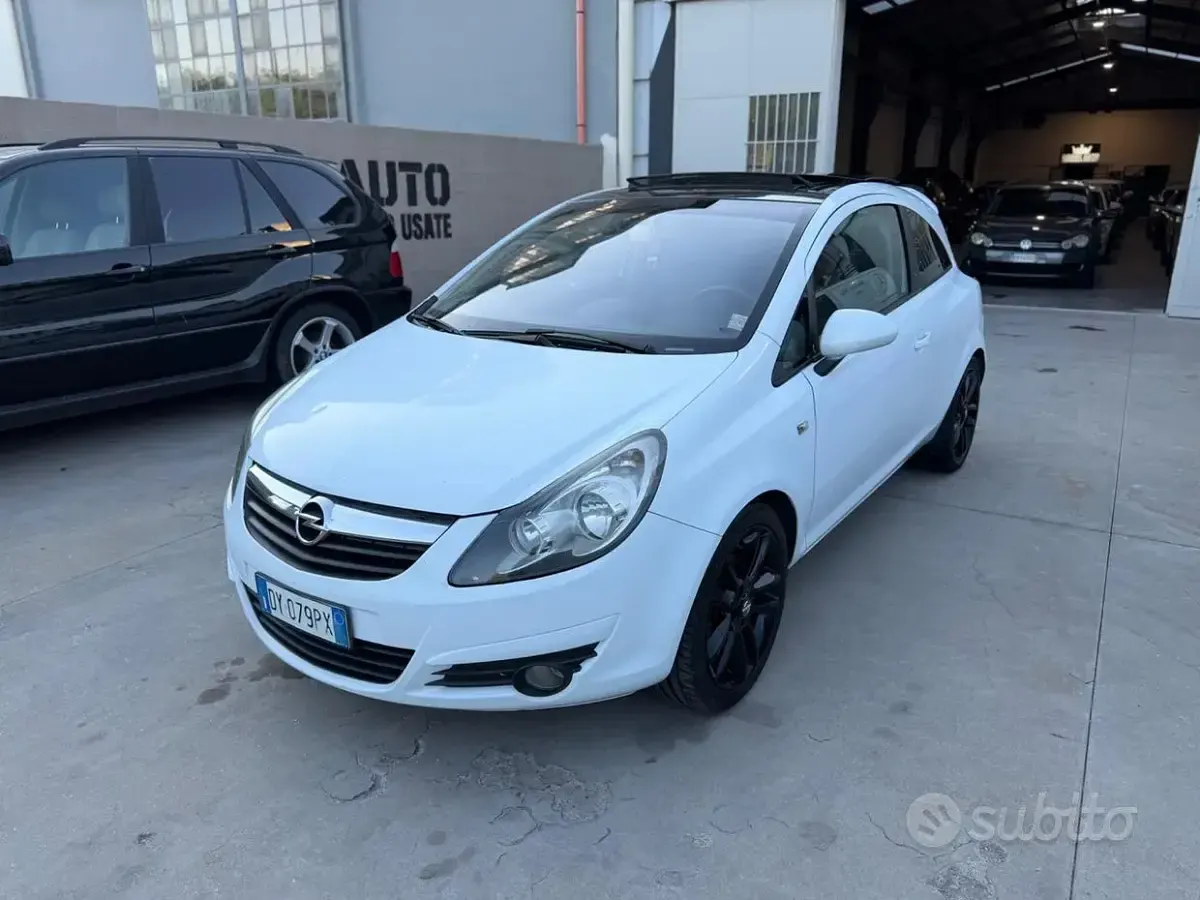 Usata Opel Corsa Enjoy 90 CV (66 kW) 2009 Bianco Utilitaria