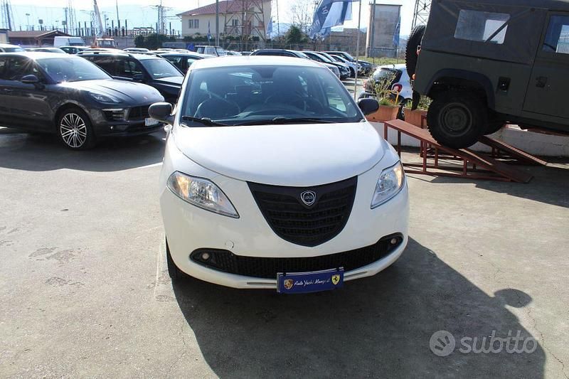 Usata Lancia Ypsilon 69 CV (50 kW) 2015 Bianco Utilitaria