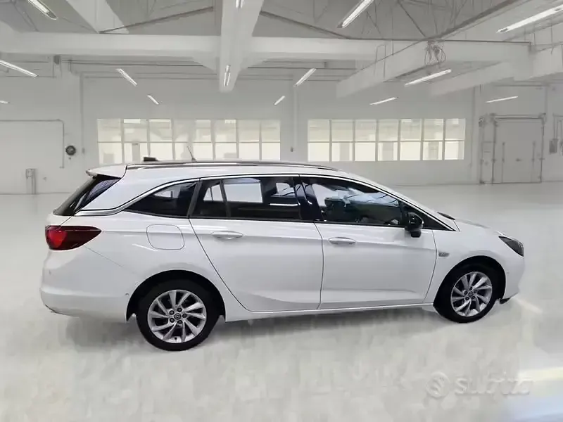 Usata Opel Astra Business 122 CV (89 kW) 2022 Bianco Utilitaria