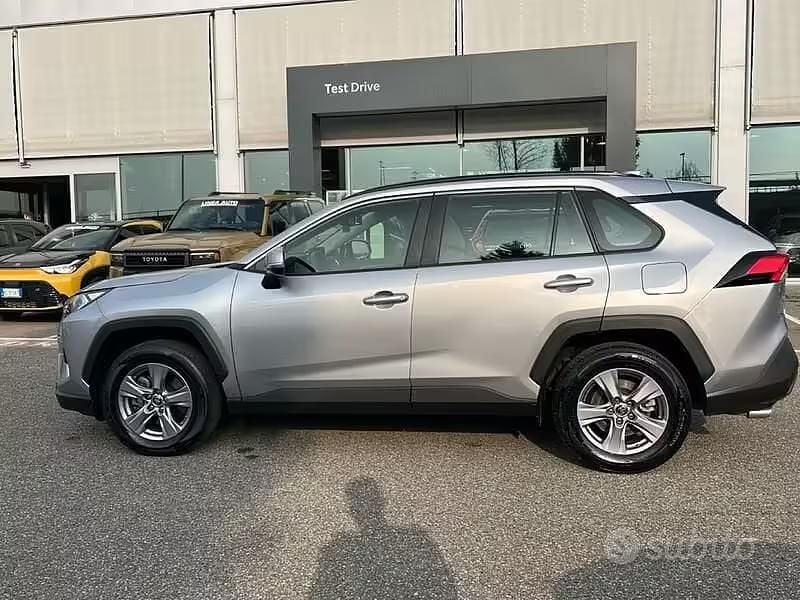 Usata Toyota RAV4 Hybrid Active 218 CV (160 kW) 2024 Grigio SUV