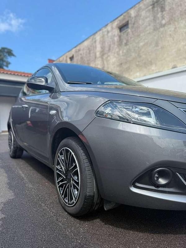 Usata Lancia Ypsilon Gold 69 CV (50 kW) 2022 Grigio Utilitaria
