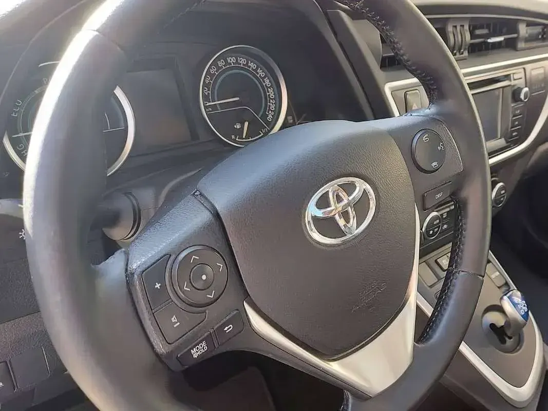 Usata Toyota Auris Hybrid Lounge 99 CV (72 kW) 2013 Bianco Station wagon
