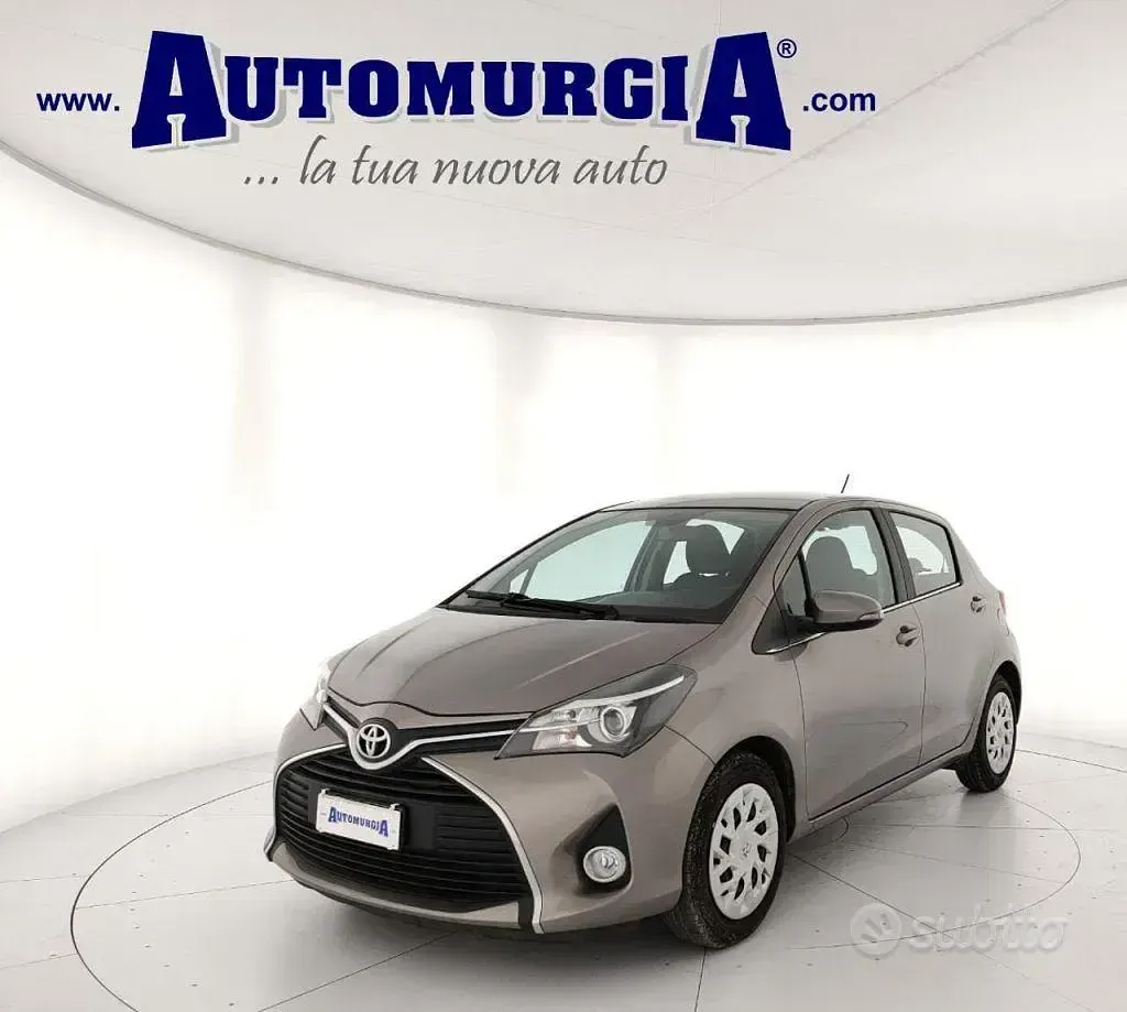 Usata Toyota Yaris Lounge 69 CV (50 kW) 2015 Beige Utilitaria