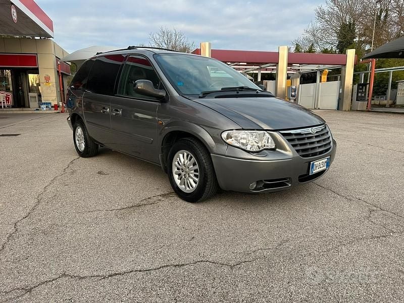 Usata Chrysler Voyager 150 CV (110 kW) 2006 Grigio Monovolume