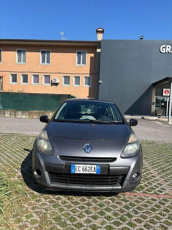 Usata 2010 Renault Clio II Authentique Tre volumi | 1300 € (Super prezzo) - Immagine 1/4