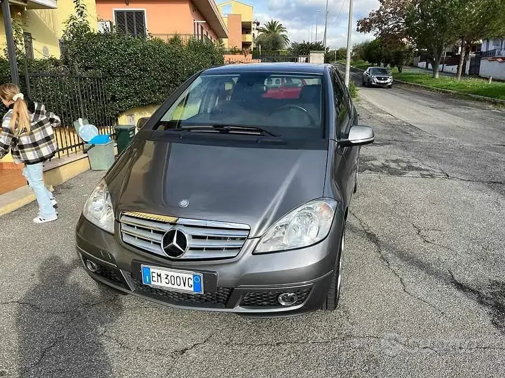 Usata Mercedes A180 109 CV (80 kW) 2010 Grigio Berlina