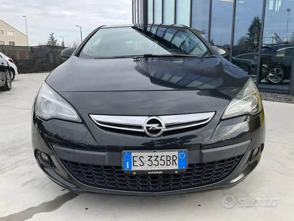 Usata Opel Astra GTC Cosmo 179 CV (131 kW) 2013 Nero Utilitaria