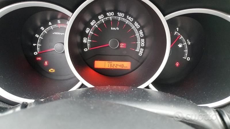 Usata Kia Venga LX 77 CV (56 kW) 2010 Bianco Utilitaria